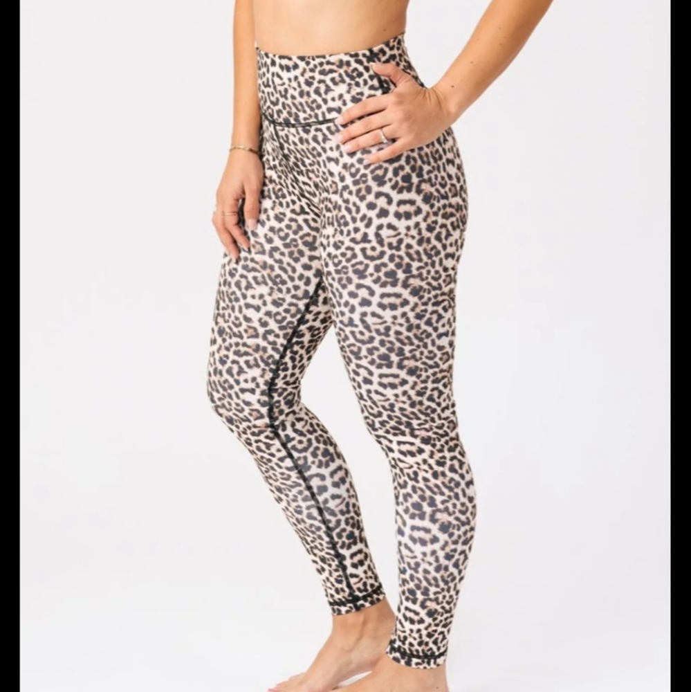 Zyia Light N Tight 7/8 Scrunch butt leggings